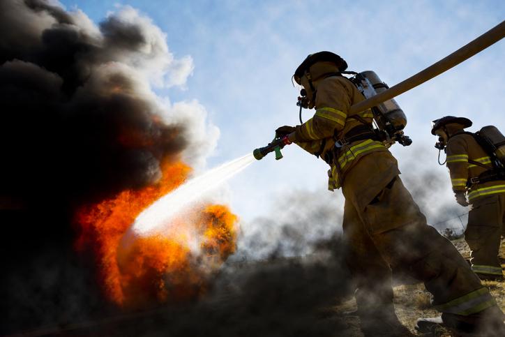 Gaszenie pożaru przez strażaków